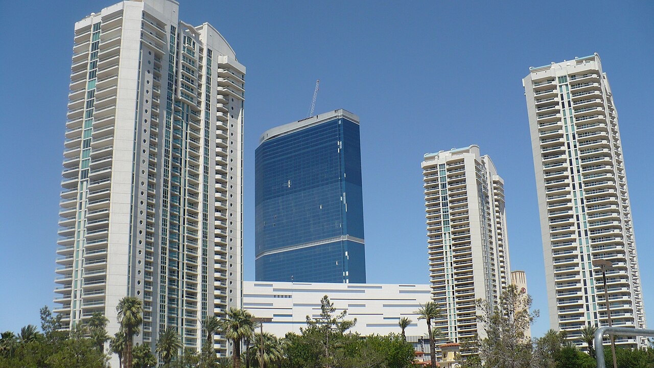 Turnberry Place — exterior view (photo: ArizonaLincoln, Public domain)